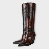 Botas de diseño croco con tacón elegante